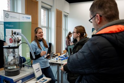 Beim Campustag an der Tubaf stellen wissenschaftliche Mitarbeiter die Studiengänge vor (Archivbild).