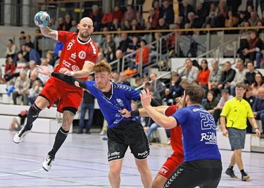 Adam Krejcirik (am Ball) war in Glauchau mit sechs Treffern bester Schütze des ZHC Grubenlampe. 