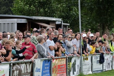 450 Zuschauer hatten für eine ansprechende Kulisse auf dem Sportplatz „Zum Vierseithof“ in Niederlungwitz gesorgt.