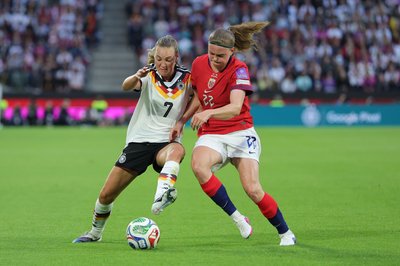 Müller macht's: Marie Müller (l) traf zum 1:0.
