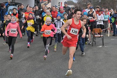 Bei der 45. Auflage des Falkensteiner Neujahrsberglaufs sind über 220 Aktive an den Start gegangen. Kajo Klug vom Treuener LV (Nr. 126), der das 3-Kilometer-Rennen für sich entschied, führt das Feld an.