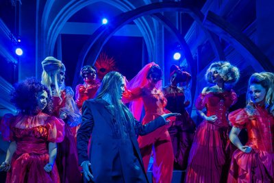 Dracula (Alexander Donesch) und die Vampirinnen in einer Probe in der Nikolaikirche Freiberg.