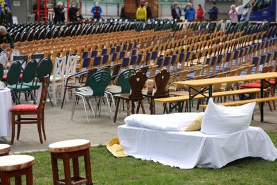 Etwa 80 betroffene Gastronomen und Hoteliers haben am Freitag an der Freilichtbühne in Oberwiesenthal auf ihre prekäre Lage aufmerksam gemacht.