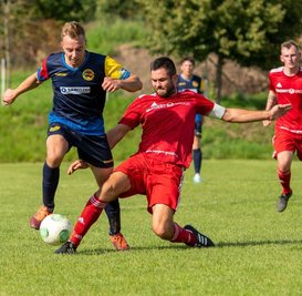 Nicht nur defensiv stark: Der Wiederauer Sebastian Werner (r.), hier gegen Oliver Peters, traf zum 2:1 für die Gastgeber. 