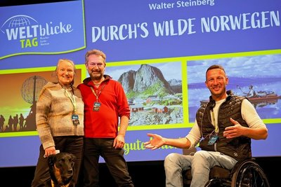 André Czinkewitz (rechts) begrüßte in der Festhalle zur Weltblicke-Tag-Premiere Siglinde Fischer und Walter Steinberg (links). Das Paar reiste mit Hundedame "Motte" durchs wilde Norwegen. 