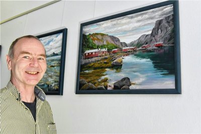 Heiko Horn mit seinen Acrylbildern "Nusfjörd" aus dem Jahr 2008 und "Hamarøy" von 2018 in der Ausstellung im Sächsischen Oberbergamt in Freiberg.
