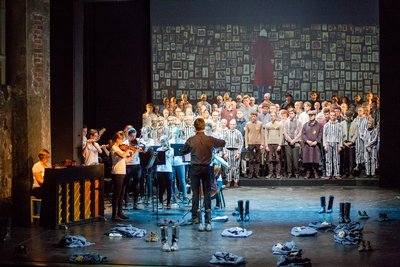 Eine Szene aus der Premiere des Musiktheaterprojektes "Spiel des Grauens" im Eduard-von-Winterstein-Theater in Annaberg-Buchholz.