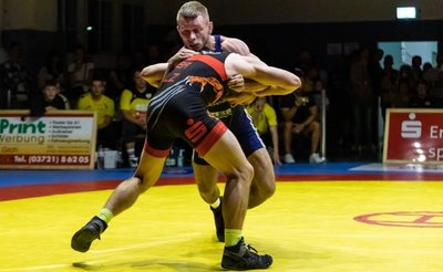 Erik Maj (hinten) sorgte mit seinem 8:0-Punktsieg vor der Pause gegen Florian Pohl für Hoffnungen bei den Vogtländern. Doch die währte nur bis zum vorletzten Kampf, nach dem die Niederlage feststand. 