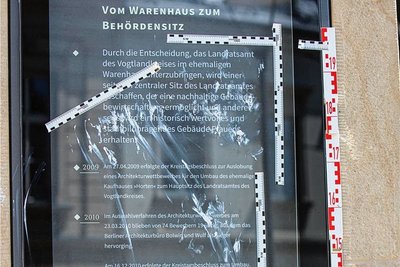 Auch das Schaufenster, das über die Geschichte des früheren Kaufhauses und heutigen Landratsamtes informiert, ist beschmiert worden.