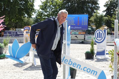 Parcourschef Ralf Stehr packt beim Umbau der Hindernisstrecke selbst mit an.