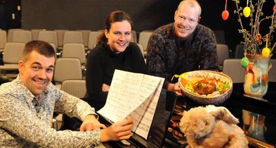 
              <p class="artikelinhalt">Sie stellen am Montag im Schloss Freudenstein Bräuche und Frühlingslieder ihrer Heimat vor: Sergio Raonic Lukovic aus Kroatien, Zsuzsanna Kakuk aus Ungarn und Juhapekka Sainio aus Finnland (v. l.).  </p>
            