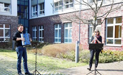 Sylke Blum und Nico Tippelt von der Kreismusikschule "Clara Wieck" haben am Dienstagnachmittag vor der Werdauer Pleißentalklinik musiziert.