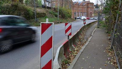 Das Fußweg-Provisorium wird im Frühjahr 16 Jahre alt. Auf der eingeengten Straße kam es jüngst immer wieder zu Unfällen. 