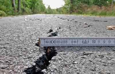 In Reichenbach bricht der Radweg auseinander und ist gesperrt. Viele Risse bis zu fast 20 Zentimeter tief und 3 Zentimeter breit. 