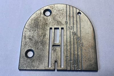 Die Stichplatte für eine Haushaltsnähmaschine stammt aus der Zeit um 1985. Heute steht sie für die Nachfolgeindustrie nach dem Aus der Steinkohlenförderung. 