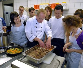 
              <p class="artikelinhalt">Der Cosmopolitan-Club der Hochschule Mittweida kochte mit Küchenchef Frank Bernhard in der Mensa. </p>
            