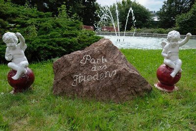Den zwei auf roten Kugeln sitzenden Putten im Park des Friedens war nur eine kurze Zeit an dieser Stelle beschieden. 