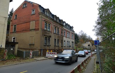 "Gefahr für die öffentliche Sicherheit": Das Landratsamt lässt das baufällige Haus mit der Nummer 72 abreißen.