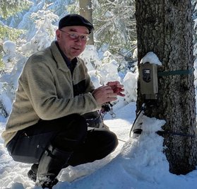Sven Erlacher überprüft, ob die Wildkamera das Wolfspärchen aufgenommen hat. 