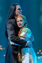 Alexander Donesch als Graf Dracula und Anna Burger als Mina Burray in „Dracula“.