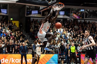 Mit 27 Punkten war Amadou Sow (hier beim Dunking) bester Werfer der Niners gegen Istanbul.