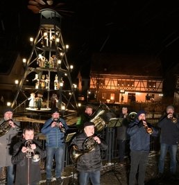 Die Lichtmessfeier in Zschorlau gibt es auch dieses Jahr nur per Video. Bei den Aufnahmen an der Ortspyramide waren auch Mitglieder des Posaunenchores dabei. 