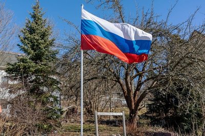 Die Flagge der Russischen Föderation wurde von einem Einwohner in Rotschau gehisst. Der Ortsvorsteher spricht von einer gezielten Provokation. 