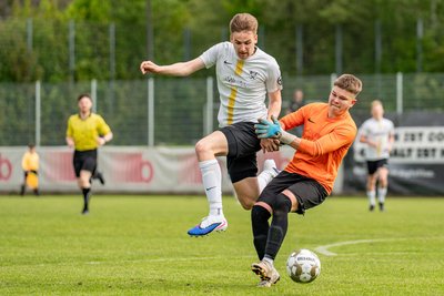 Kein Durchkommen für Pascal Melzer (l.) gegen Fortuna-Torwart Finn Scheffler.