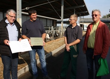 Bei der Übergabe von Urkunde und Messingtafel: (v. l.) Manfred Uhlemann, Hauptgeschäftsführer des Landesbauernverbandes, Ronny Schramm und Markus Wawrik, die beiden Geschäftsführer des Agrarunternehmens Lauenhain, und Thomas Luther vom Landesamt für Landwirtschaft.