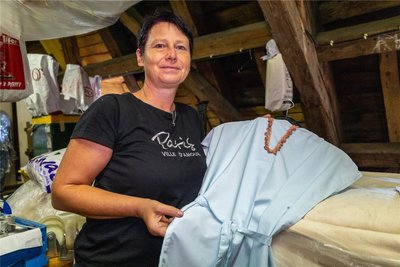 Anja Dessauer mit einem Kostüm, das sie selbst für ihren Sohn Lucas geschneidert hat. Dieser ist jetzt 28 Jahre alt, als Vierjähriger stand er mit einem Kleidchen beim Passionsspiel auf der Bühne. Jetzt soll das die zweijährige Enkelin Emely bekommen, die im nächsten Jahr zu den Darstellern gehört.