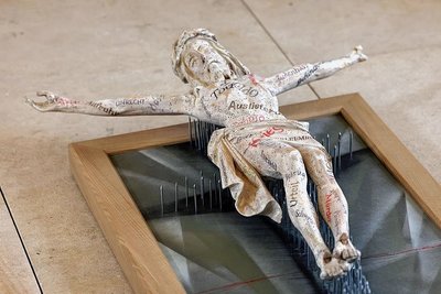 Die von Holzwürmern zerfressene Jesusfigur hat Schelter aufgearbeitet und in einen neuen Kontext gestellt. 