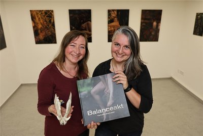 Ramona (l.) und Katrin Markstein inmitten ihrer Bilder in der Galerie in Meinersdorf.