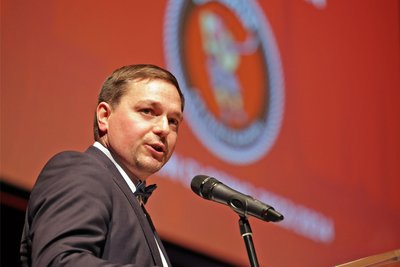 Eispiraten-Geschäftsführer Jörg Buschmann bereitet Investitionen in das Kunsteisstadion im Sahnpark vor.