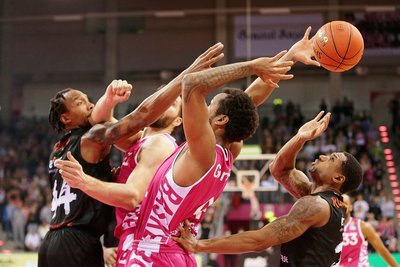 Geprägt von Kampf, Fehlwürfen und Ballverlusten war das Spiel der Niners mit Darion Atkins (links) und Gerald Robinson (rechts) in Bonn. 