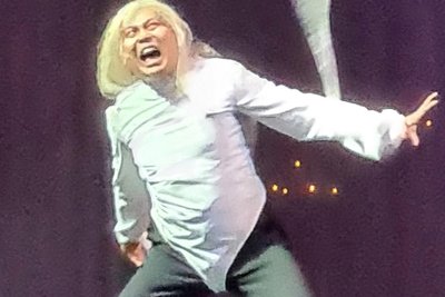 In einer Aufführung des Musicals „Dracula“ in der Nikolaikirche Freiberg sprang Choreograf Romeo Y. Salazar (für Christ Green) als durchgeknallter Renfield ein.