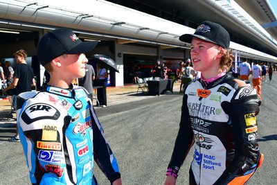 Robin Siegert (links) und Anina Urlaß hatten sich in Barcelona viel zu erzählen.