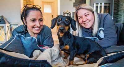 Sandra Kolliski, Dackel Bolle und Sandra Pfefferkorn (Foto von links). Dass es dem Hund so gut geht, hat er nicht zuletzt den engagierten Mitgliedern der Tierrettung Chemnitz zu verdanken. 
