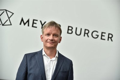 Sieht sich gezwungen, weite Teile der Produktion in die USA zu verlagern: Meyer-Burger-Chef Gunter Erfurt.