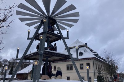 Die winterliche Stille genießen Urlauber in Muldenhammer. Gerade in der Advents- und Weihnachtszeit locken die Orte mit besonderer Beleuchtung - Pyramiden und Schwibbbögen.
