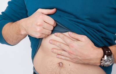 Besonders betroffen von Bauchnabelflusen sind Männer.