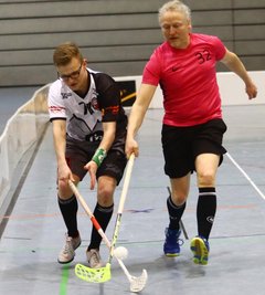 Generationenduell: Buchholz-Routinier Ingo Herrmann (r.) gegen Noah Oehse vom SV Großörner. 