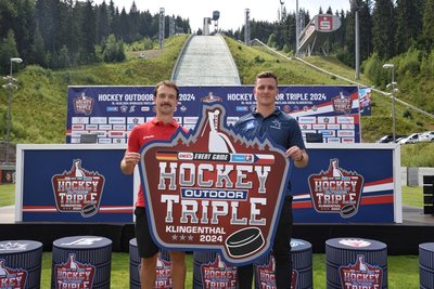 Mitte August machten Felix Thomas von den Eispiraten Crimmitschau (links) und Arne Uppleger von den Dresdner Eislöwen (rechts) dort Werbung, wo sie im Februar 2024 mit ihren Teams aufeinandertreffen werden. Foto: Christian Schubert