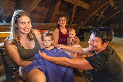 Anja Dessauer (rechts) probiert das Kleid bei der zweijährigen Camilla an. Ihre Mutter Riccarda Staude (vorn) und Oma Jana Pester (mit Enkeltochter Hilda) werden ebenso alle Rollen beim Passionsspiel übernehmen.