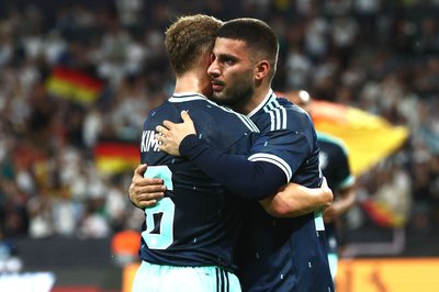 Deniz Undav (r) nach seinem Kopfballtor beim Jubel mit Flankengeber Joshua Kimmich.