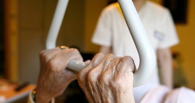 Wie viele Arbeitskräfte stehen in Pflegeheimen nach der Einführung der Impfpflicht im Gesundheitswesen noch zur Verfügung? Diese Frage können dieBetreiber der Heime derzeit nicht beantworten. Die Arbeitsagentur legt dagegen aktuelle Zahlen vor.