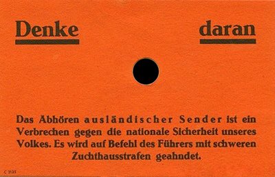 Mit Kriegsbeginn hatte dieser Hinweiszettel an jedem Volksempfänger zu hängen. Grundsätzlich galt jeder erreichbare Auslandssender als Feindsender, auch Radio Beromünster aus der neutralen Schweiz und Radio Vatikan. Mögliche Strafen gingen von der Verwarnung durch die Gestapo über den Einzug des Radios bis hin zu Haft und Tod. 