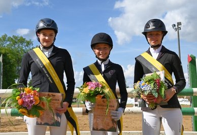 Die neuen Vogtlandmeister im Springreiten sind von links Antonia Baumann vom RFV Lengenfeld sowie Lenja Heckel und Sophie Tröger, beide vom PSVAuerbach-Sorga. 