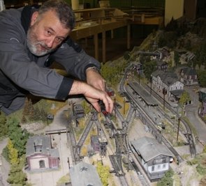 Rainer Nobst, der Vorsitzende der Modellbahnfreunde Neukirchen, bei letzten Vorbereitungen.
