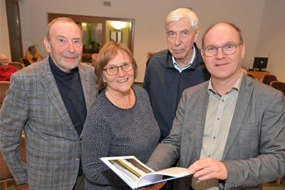 Buchvorstellung der„Brünloser Geschichte(n) II“ (von links) Gunter Lasch, Grafikerin Erika Blunert, Gerd Freitag und der Zwönitzer Bürgermeister Wolfgang Triebert.
