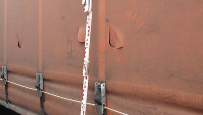 Planenschlitzer schneiden solche Bogenschlitze, um nachzusehen, was ein Laster geladen hat. Erst wenn sie lukrative Ladung entdecken, brechen sie den betreffenden Lkw auf.